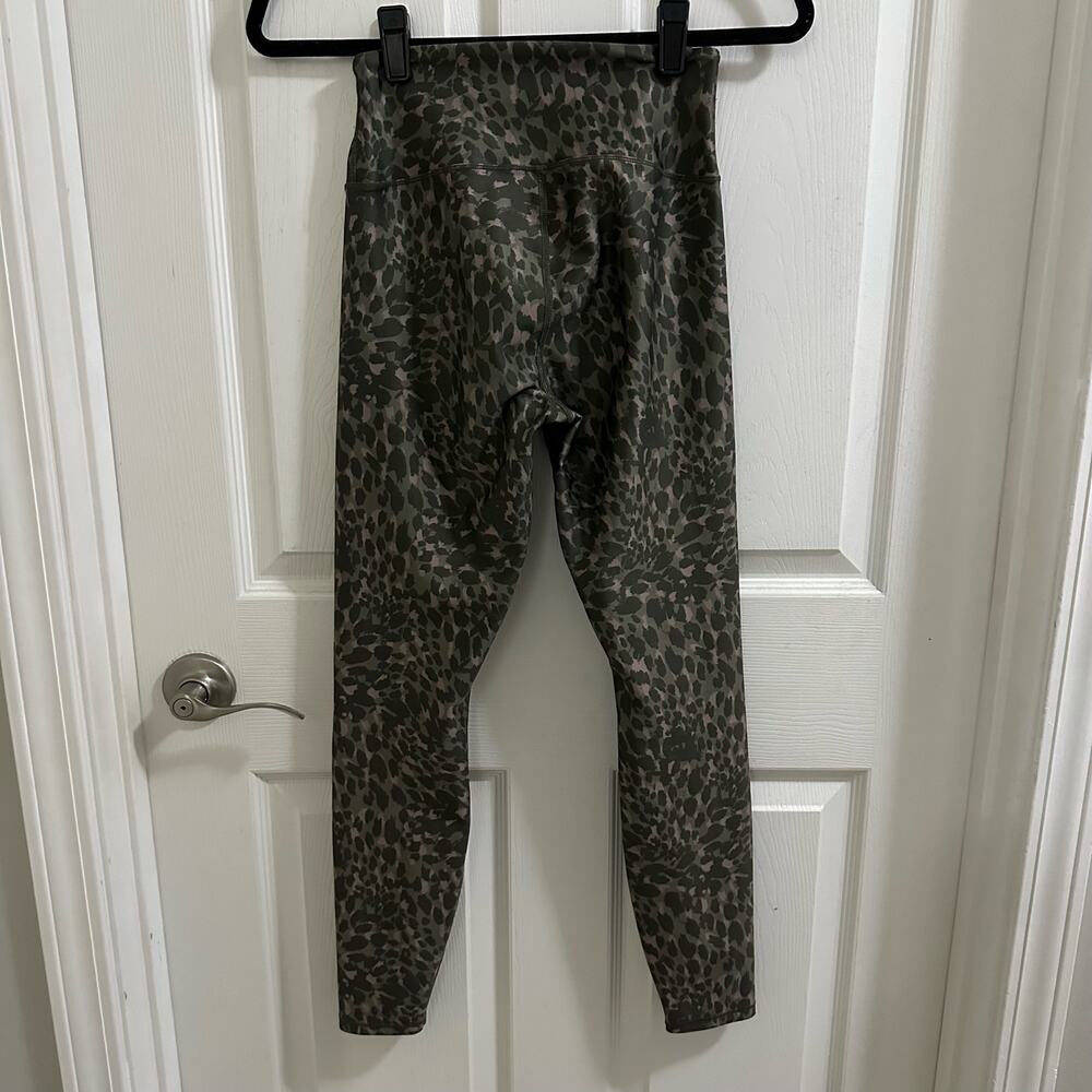 GOOD AMERICAN The Ferocious Legging in Green Mauve Leopard Print Size 1 Small - Picture 6 of 13